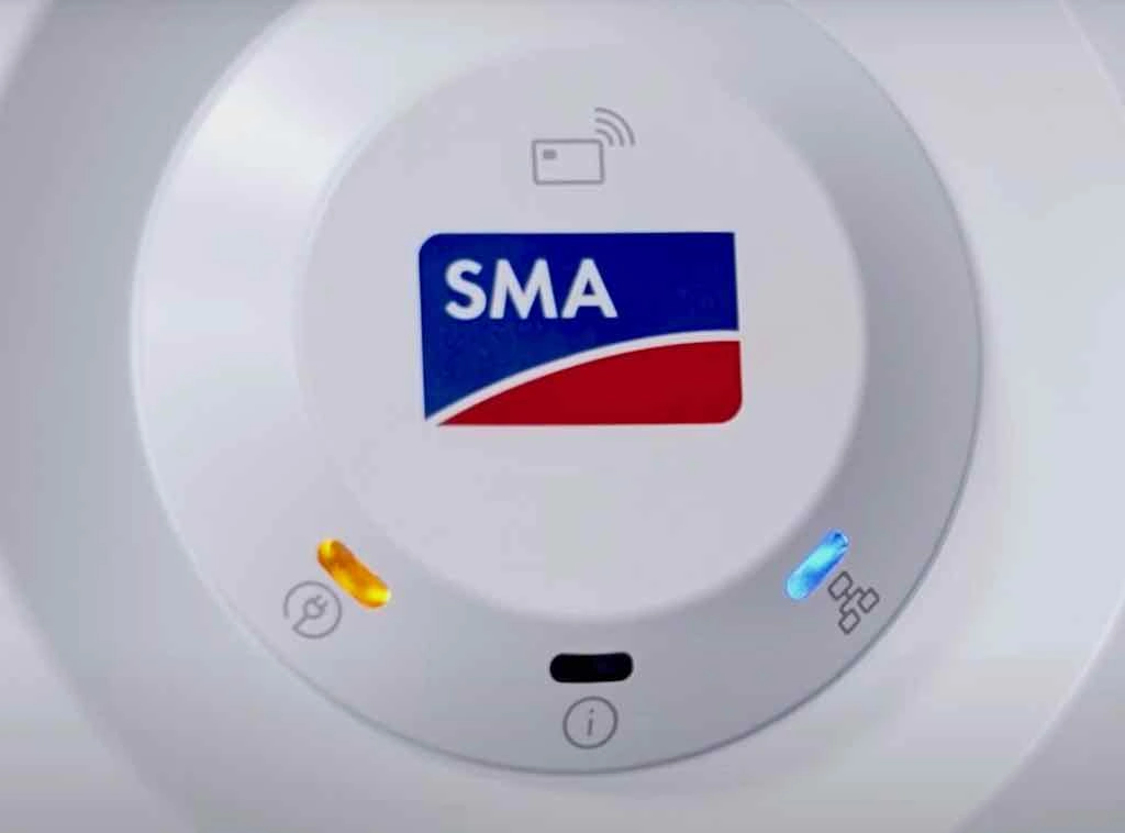 Voorkant SMA eCharger met gele en blauwe LED